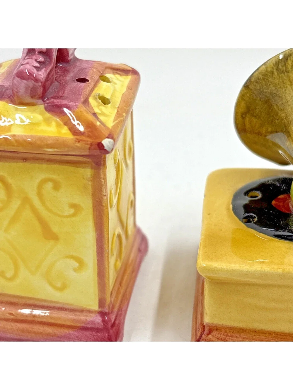 Vintage Carriage Clock & Victrola Gramophone Salt & Pepper Shakers